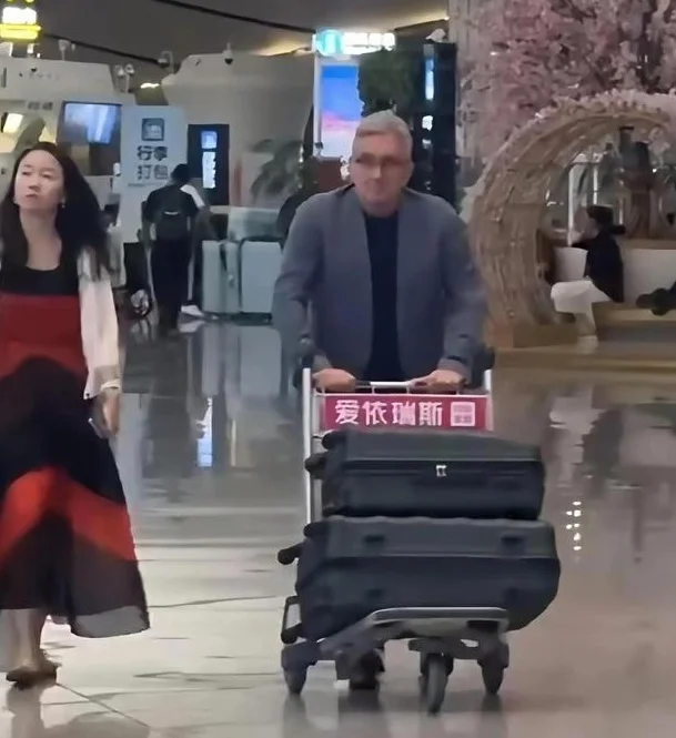 唏嘘！伊万落寞离开！深夜现身机场无人送，国足新帅头号热门浮现相关图四