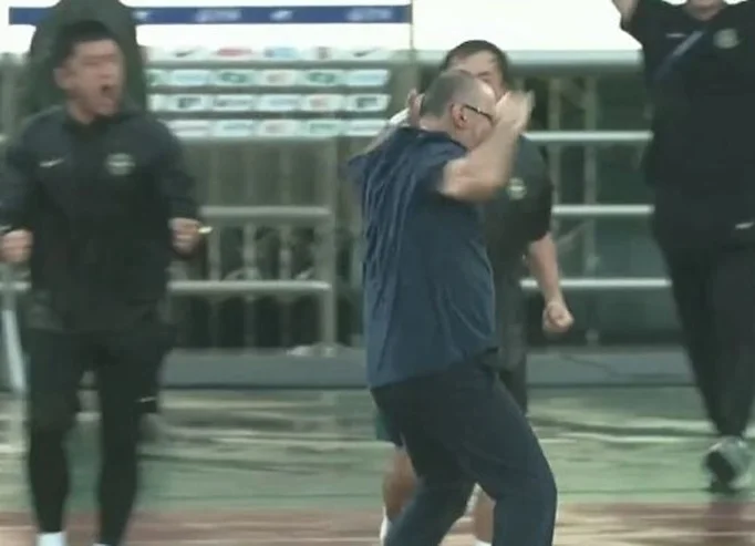 浙江队疯狂一战！弗兰克读秒绝平，33955人见证，800场连创纪录相关图七