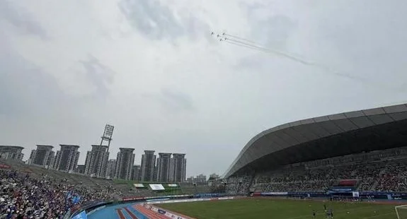 苏超赛场惊现“空中应援”，扬州球迷企业家开飞机花式打call相关图二