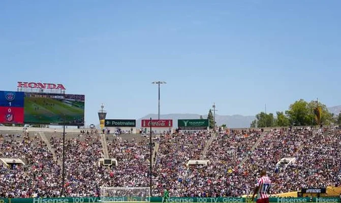 一场4-0令8万球迷嗨翻了天！韩国球星进球，阿根廷铁帅跪地抱头相关图四