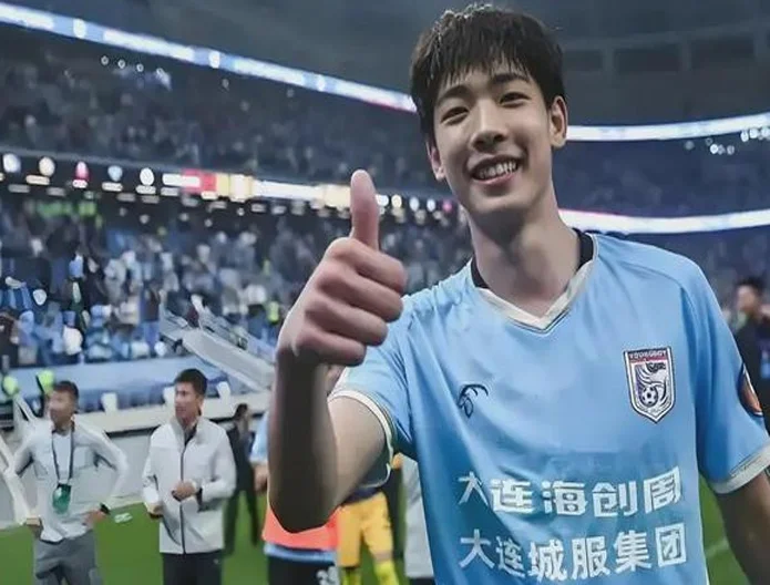 00后“屠龙刀”出鞘！国足中锋焦虑，被小将朱鹏宇这一脚踹飞了？相关图六