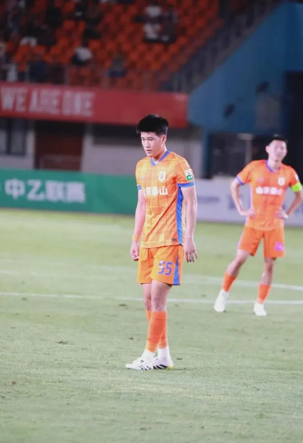 郑铮接班人？泰山小将制霸中乙：连场任意球破门，两轮狂轰4球