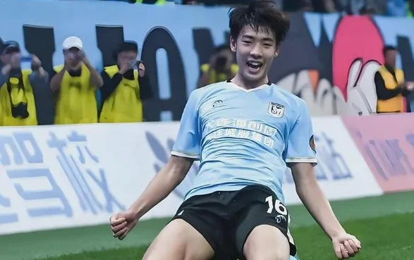 00后“屠龙刀”出鞘！国足中锋焦虑，被小将朱鹏宇这一脚踹飞了？