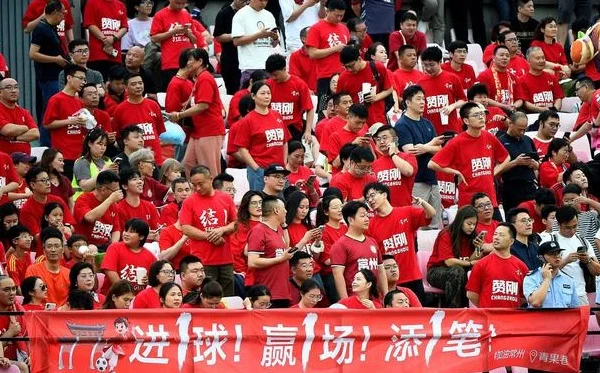 “苏超”狂飙启示录④｜榜尾大战背后：6个主场城市酒店预订量激增，免费接驳车停进政府大院相关图二