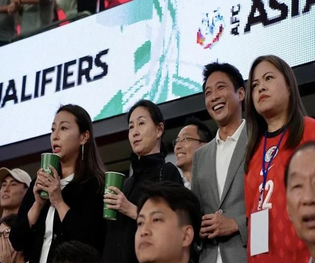 香港富二代齐聚启德看球，霍启山同框杨政龙，何超琼穿拖鞋好休闲相关图二