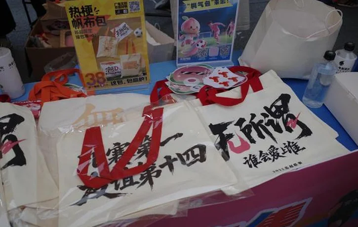 “苏超”狂飙启示录④｜榜尾大战背后：6个主场城市酒店预订量激增，免费接驳车停进政府大院相关图七