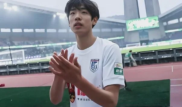 00后“屠龙刀”出鞘！国足中锋焦虑，被小将朱鹏宇这一脚踹飞了？相关图二