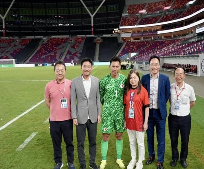 香港富二代齐聚启德看球，霍启山同框杨政龙，何超琼穿拖鞋好休闲相关图五