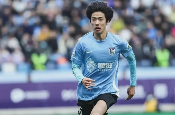 00后“屠龙刀”出鞘！国足中锋焦虑，被小将朱鹏宇这一脚踹飞了？相关图五