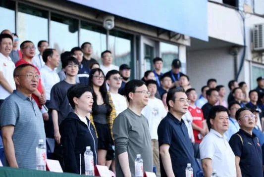南京市市长、淮安市委书记现场观看“苏超”，镇江市市长“探班”球员