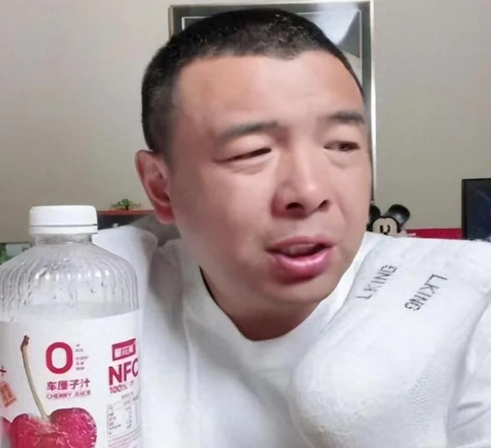 前国脚直播愤怒发声：国足工资只有日韩三分之一，再降就没人踢了