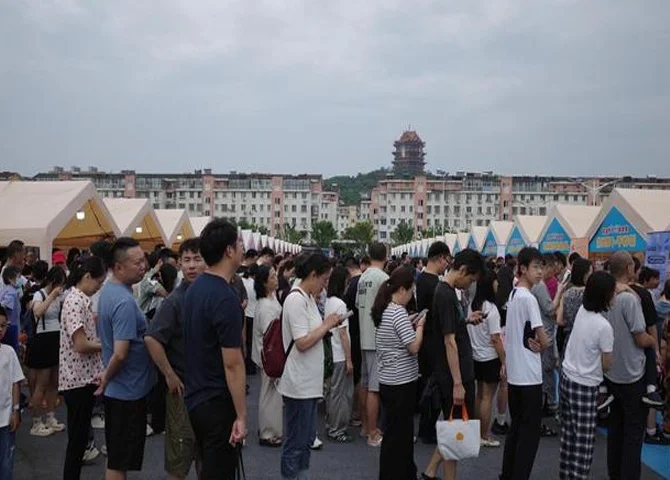 “苏超”狂飙启示录④｜榜尾大战背后：6个主场城市酒店预订量激增，免费接驳车停进政府大院相关图三