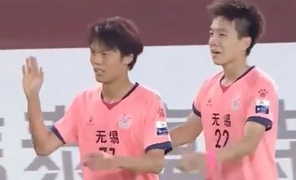 争议！苏超解说员疑全程嘲讽球员太菜：球基本拿不住 3脚之后必丢相关图二