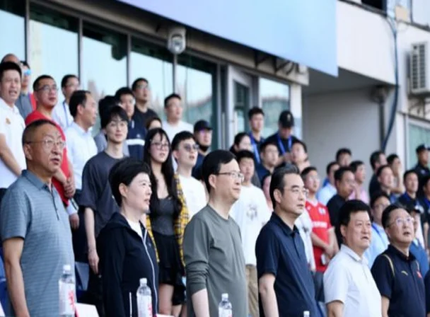 南京市长、淮安市委书记现场观看“苏超”，镇江市长“探班”球员相关图二