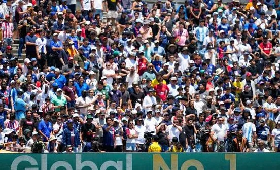 一场4-0令8万球迷嗨翻了天！韩国球星进球，阿根廷铁帅跪地抱头相关图五