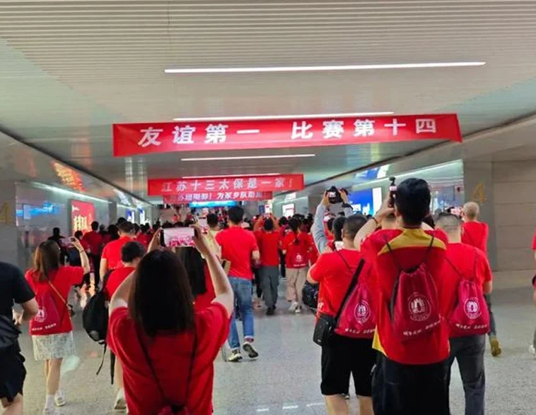 头球争抢→握手共饮，场上“散装”场下“整装”！相关图四