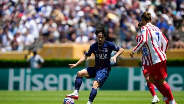 巴黎4-0大胜十人马竞！K77助攻双响朗格莱染红，西蒙尼一脸无奈