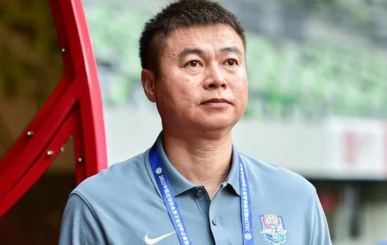 李明爱子回国无人问津，3年留洋0球0助攻，畸形镀金模式害人不浅