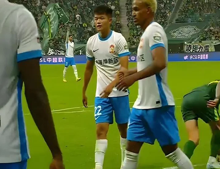 一场1-0让中超榜首易主！国安笑纳门将乌龙大礼，时隔16年再冲冠相关图四
