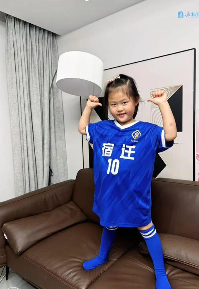 “苏超”燃激情！走进宿迁球迷心中的那片“绿茵”相关图二
