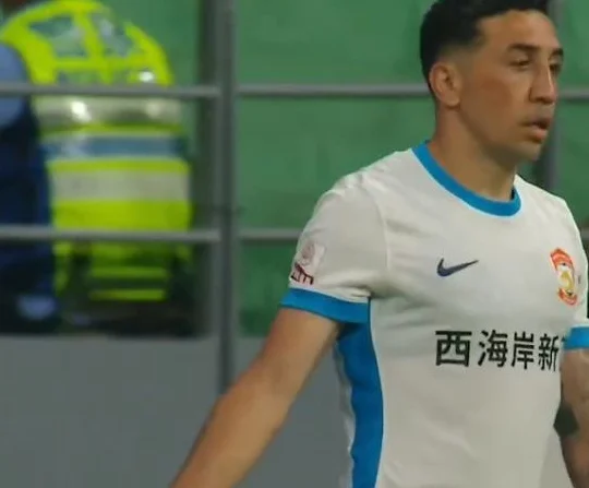 一场1-0让中超榜首易主！国安笑纳门将乌龙大礼，时隔16年再冲冠相关图二