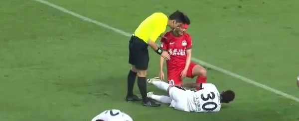 1-0！河南“无脑进攻”尝恶果，2打1的机会自动降速，U21小将建功相关图二