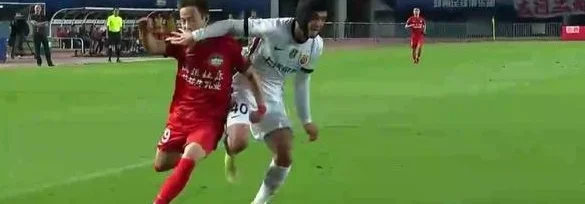 3-0！河南队被打懵，3分钟丢2球，疑似漏判点球，海港2大新星出彩相关图三