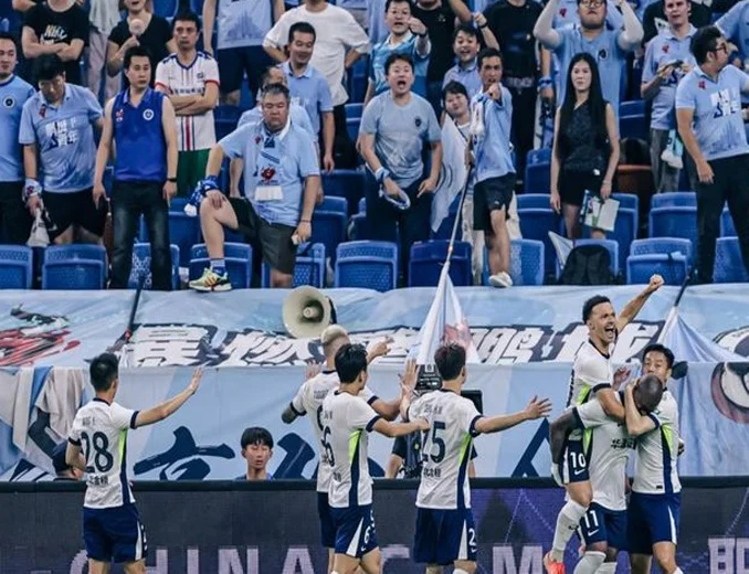 1-0到1-2！致命点球，深圳主场翻车，惨遭逆袭，武汉三镇两连胜