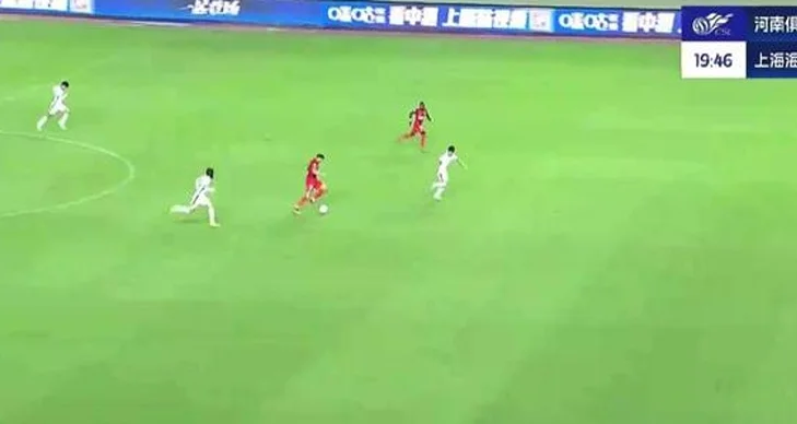 1-0！河南“无脑进攻”尝恶果，2打1的机会自动降速，U21小将建功相关图四