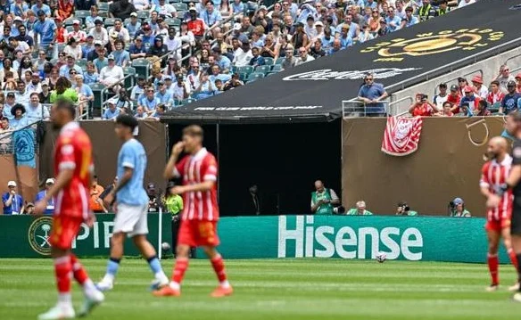 2-0！2-0！英超2强世俱杯首轮全胜，曼城大将“铲脸”犯规吃红牌相关图三