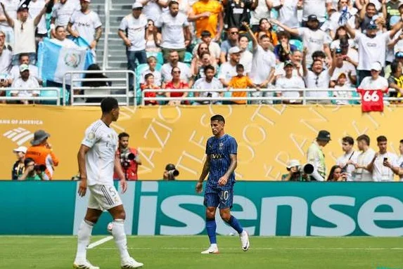 1-1！皇马被亚洲球队打懵，维尼修斯骂骂咧咧，小因扎吉挥拳庆祝