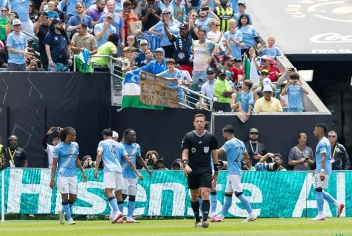 2-0！2-0！英超2强世俱杯首轮全胜，曼城大将“铲脸”犯规吃红牌