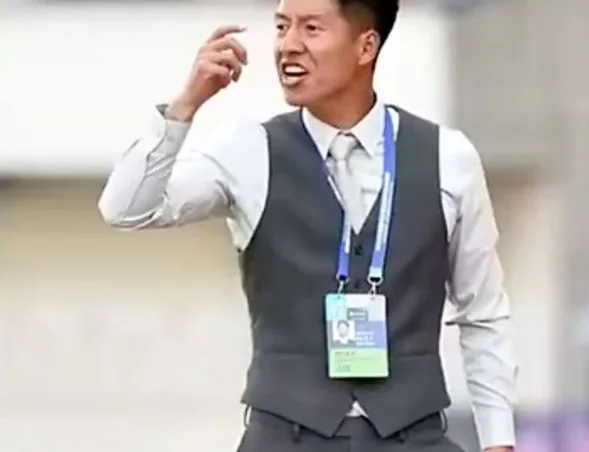 38度高温穿正装指挥+后背湿透！淮安队主帅回应：愿意一直穿下去