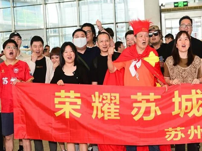 苏超影响力直逼中超，76万人抢一场门票，秒售罄，200多家赞助商相关图二