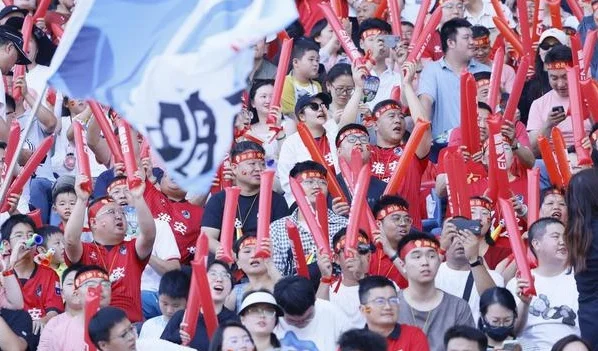 苏超影响力直逼中超，76万人抢一场门票，秒售罄，200多家赞助商相关图四