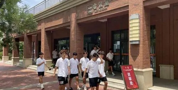 29支高校男子足球队齐聚鲁能足校—2024-2025全国青少年校园足球联赛大学男子甲组全国总决赛即将拉开序幕相关图二