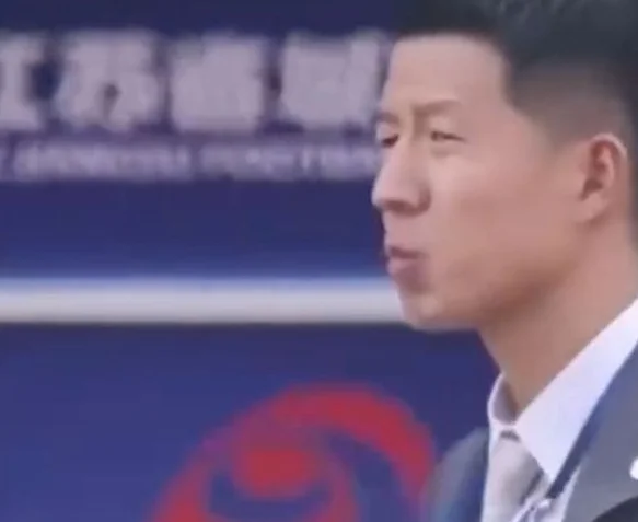 38度高温穿正装指挥+后背湿透！淮安队主帅回应：愿意一直穿下去相关图三