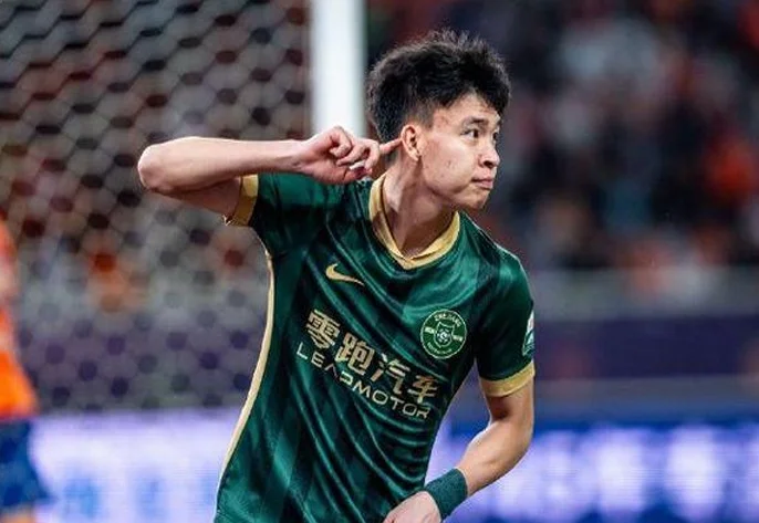 媒体人：王钰栋为啥一定要留洋？他还没能到武磊通杀国内的高度呢