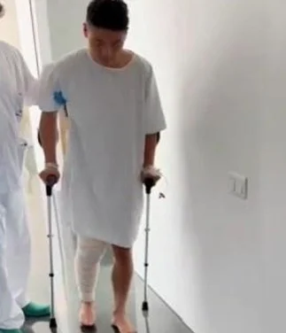 曝武磊赛季报销，现身西班牙，走路都费劲需人搀扶，球迷直呼后悔相关图二