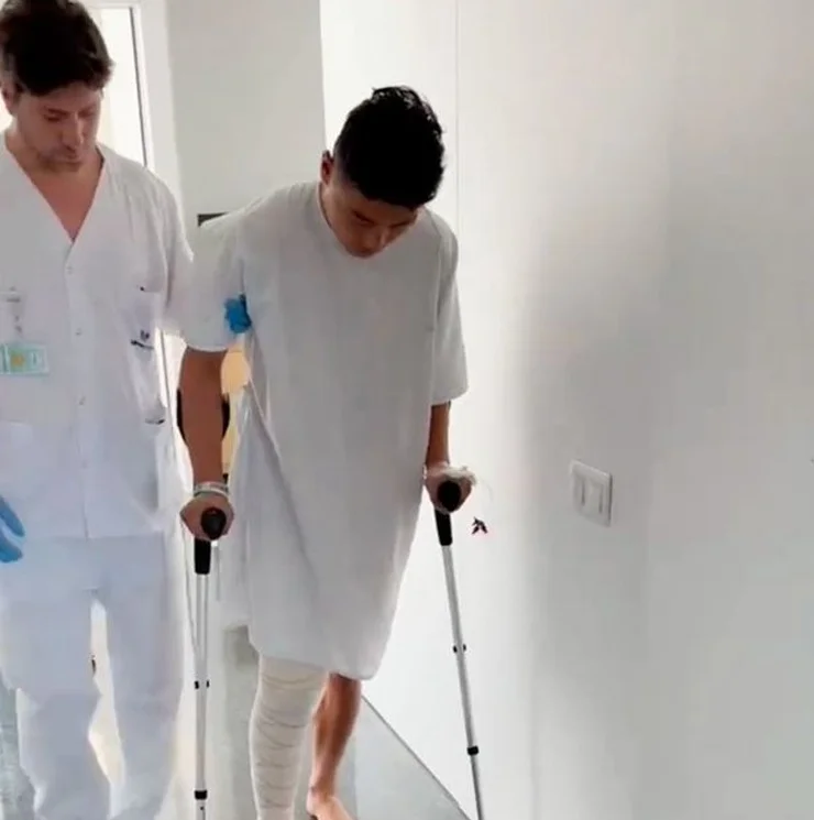 “还想继续跑”！33岁武磊深夜感慨：赴欧手术+拄拐走路 需人搀扶