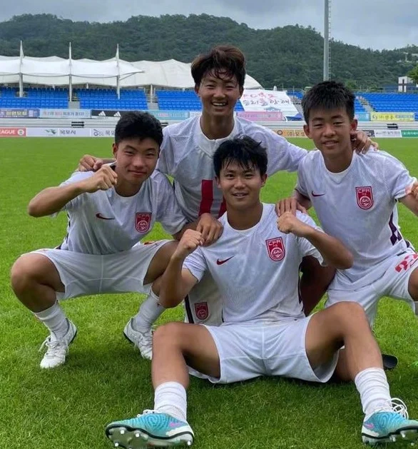 邝兆镭结束留洋？现身大连英博，董路回应：未签约，除非能踢中超